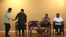 Menpora Imam Nahrawi (kiri) berjabat tangan dengan Ketua KOI Erick Tohir (kedua kiri) usai berbicara dalam rapat koordinasi Asian Games 2018 di Jakarta, Jumat (12/1). Rapat bertujuan menyatukan visi menuju prestasi Asian Games  (Liputan6.com/Angga Yuniar)