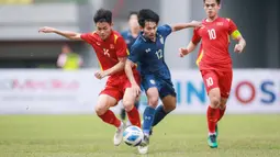 Pemain Vietnam U-19, Nguyen Dinh Bac (kiri), berebut bola dengan pemain Thailand U-19, Thanawat Saipetch, pada laga perebutan tempat ketiga Piala AFF U-19 2022 di Stadion Patriot Chandrabhaga, Bekasi, Jumat (15/7/2022). (Bola.com/Bagaskara Lazuardi)