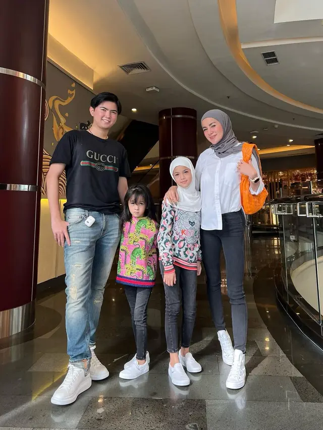 Olla Ramlan dan Anak