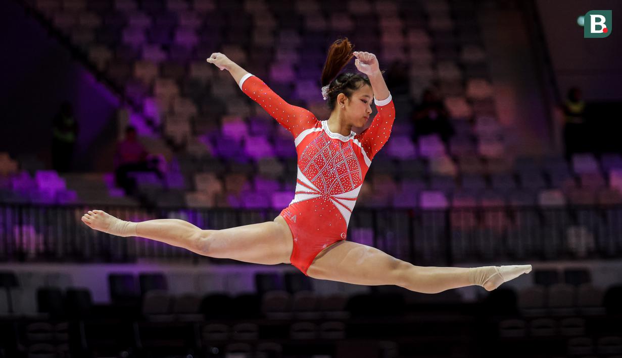 Pesenam putri Indonesia, Alarice Mallica Prakoso beraksi pada nomor senam lantai dalam Kejuaraan Dunia Gimnastik 2025 di Indonesia Arena, Senayan, Jakarta, Selasa (21/10/2025). (Bola.com/Bagaskara Lazuardi)
