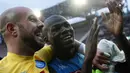 Pepe Reina (kiri) dan Kalidou Koulibaly merayakan kemanangan Napoli atas Carpi pada laga Serie A Liga Italia di San Paolo stadium, Minggu (7/2/2016). Kalidou mendapat dukungan rekannya  atas tindakan rasis dari fans Lazio. (AFP/Carlo Hermann)