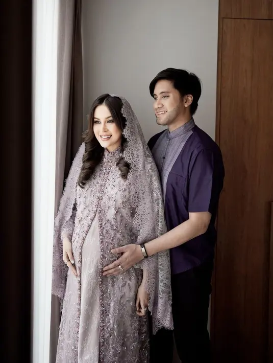 Dikenal sebagai pasangan serasi, Kevin Aprilio dan Vicy Melanie sudah siap menjadi orang tua. Tak sedikit netizen mendoakan kelancaran Vicy saat kelak melahirkan putrinya. (Liputan6.com/IG/@vicymelanie)