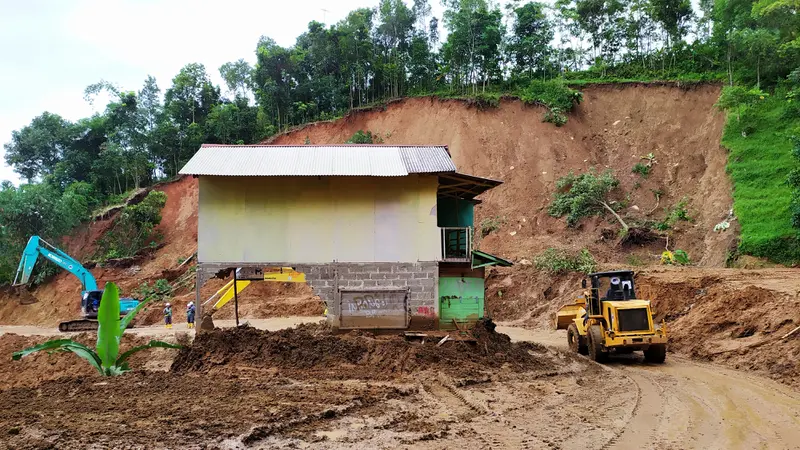 Hingga saat ini, pihak Kementerian Pekerjaan Umum dan Perumahan Rakyat (PUPR) masih menyingkirkan material longsoran jalan yang menutup akses antardesa di Sukajaya.