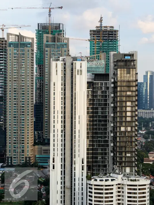 Tampak pembangunan gedung bertingkat di Jakarta, Jumat (26/2). DPRD DKI Jakarta meminta ‎agar Pemprov DKI melakukan audit tata ruang Jakarta, sehingga diketahui adanya mall atau bangunan yang menyalahi fungsi lahan di Ibukota. (Liputan6.com/Yoppy Renato)