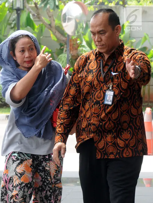 Istri muda Bupati Bengkulu Selatan Dirwan Mahmud, Heni Dirwan tiba untuk diperiksa di Gedung KPK, Jakarta, Rabu (16/5). Empat orang diamankan di rumah pribadi Bupati Bengkulu Selatan Dirwan Mahmud terkait suap proyek. (Merdeka.com/Dwi Narwoko)
