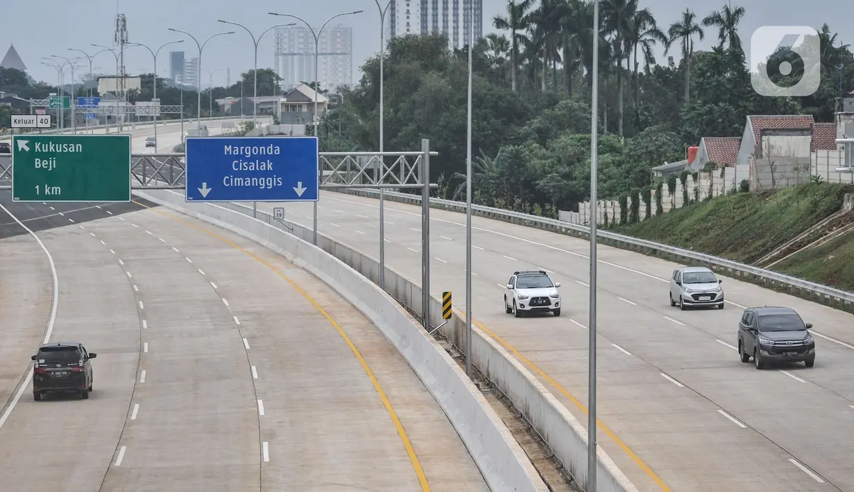 Kendaraan saat melintasi ruas Tol Cinere-Jagorawi (Cijago) Seksi 3A Kukusan-Krukut, Tanah Baru, Depok, Jawa Barat, Senin (26/12/2022). Kementerian PUPR melalui Badan Pengatur Jalan Tol (BPJT) telah mengoperasikan secara fungsional ruas Tol Cijago Seksi 3A Kukusan-Krukut sejak Jumat (23/12/2022) lalu dalam rangka momentum libur Natal dan Tahun Baru. Ruas tol tersebut dibuka secara gratis mulai dari 23 Desember 2022 sampai 3 Januari 2023, pukul 08.00 WIB-07.00 WIB. (merdeka.com/Iqbal S. Nugroho)
