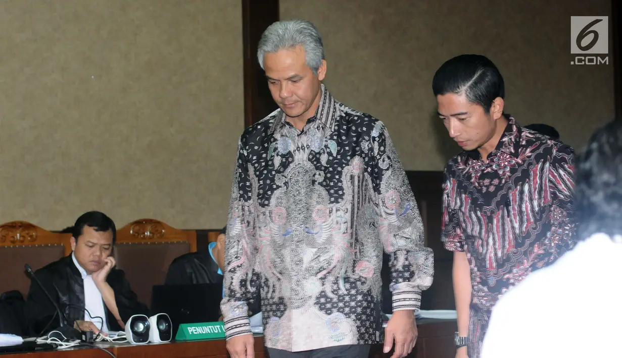 Mantan Wakil Ketua Komisi II DPR, Ganjar Pranowo (tengah) jelang memberi kesaksian dalam sidang lanjutan dugaan korupsi pengadaan e-KTP dengan terdakwa, Setya Novanto di Pengadilan Tipikor, Kamis (8/2). (Liputan6.com/Helmi Fithriansyah)