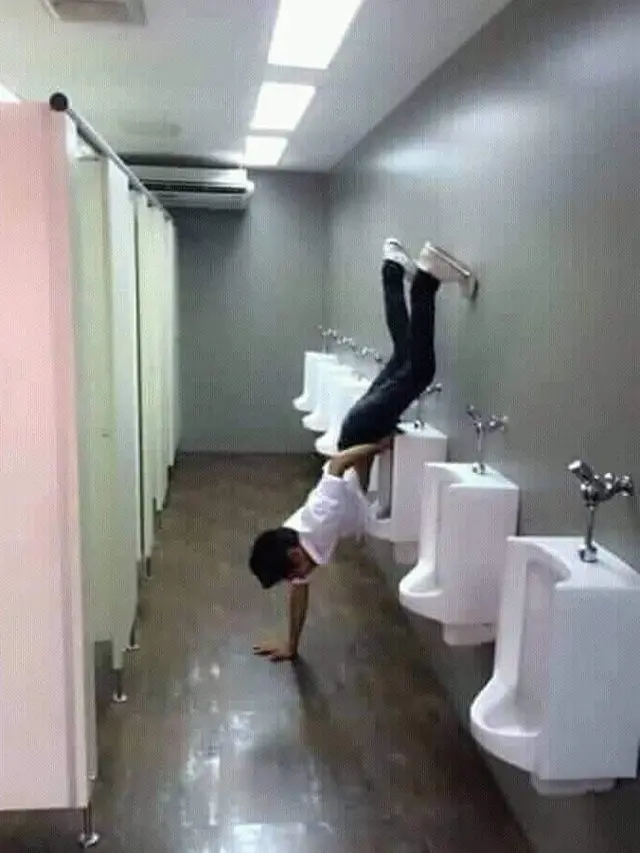 Bikin Gagal Paham, Ini 7 Tingkah Nyeleneh Orang Saat Masuk ke Toilet