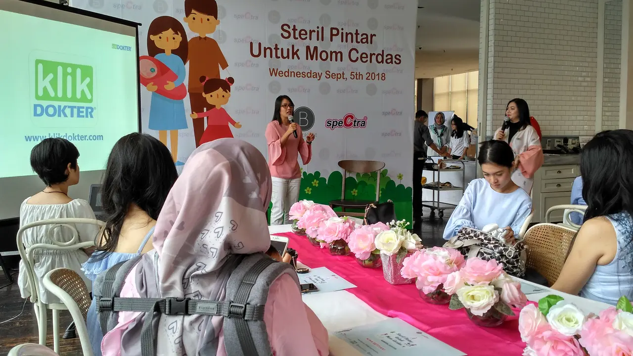 Babyologist dan Spectra mengadakan diskusi pentingnya menjaga peralatan makan dan minum bayi selalu steril di Kebayoran, Jakarta Selatan. (Foto: Benedikta Desideria)