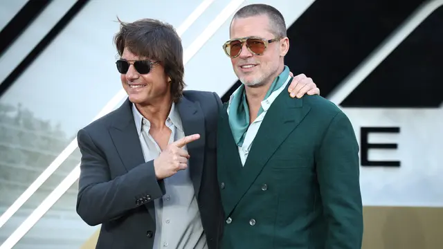Potret Tom Cruise - Brad Pitt dalam premier film F1. (HENRY NICHOLLS / AFP)