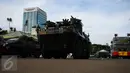 Kendaraan taktis milik TNI AD diperbantukan melakukan pengamanan kawasan gedung DPR RI, Jakarta, Kamis (30/3). Pengamanan terkait isu aksi massa pada 30 dan 31 Maret 2017. (Liputan6.com/Helmi Fithriansyah)