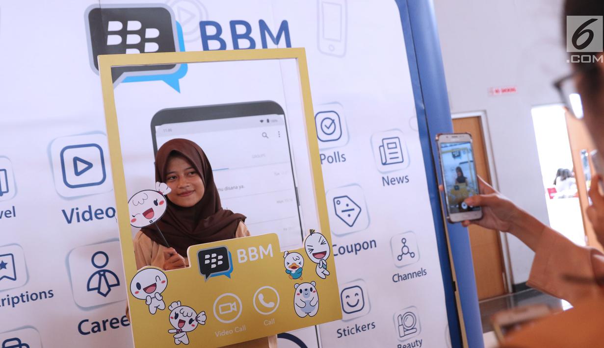 Peserta EGTC berfoto di stand BBM di sela sela gelaran Emtek Goes To Campus 2017 di Telkom University, Bandung, Rabu (29/11). (Liputan6.com/Helmi Fithriansyah)