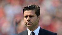 SAMBUTAN - Manajer Tottenham Hotspur, Mauricio Pochettino, siap memberikan sambutan kekecewaan kepada Jurgen Klopp dalam laga perdananya bersama Liverpool. Sabtu (17/10/2015) malam WIB. (AFP/OLI SCARFF).