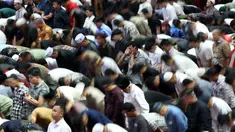 Umat Muslim saat melaksanakan salat Tarawih perdana Ramadan 1447 Hijriah di Masjid Istiqlal, Jakarta, Rabu 18 Februari 2026. (Kapanlagi.com/Budy Santoso)