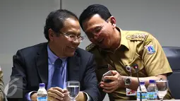 Menko Kemaritiman & Sumber Daya, Rizal Ramli dan Gubernur DKI Jakarta, Ahok jelang mengumumkan hasil rapat Reklamasi Teluk Jakarta, Senin (18/4). Untuk sementara proyek Reklamasi Teluk Jakarta dihentikan. (Liputan6.com/Angga Yuniar)
