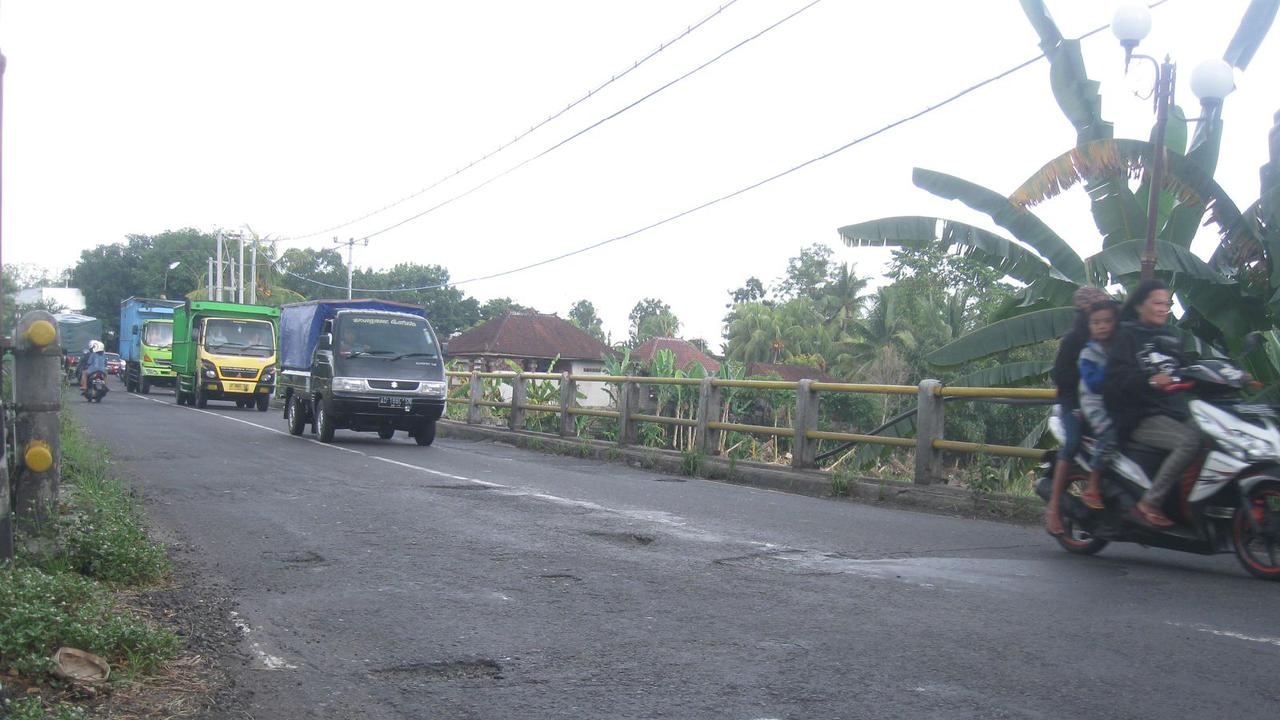 Rusak Parah, Jalur Tengkorak di Jembrana Masih Diabaikan