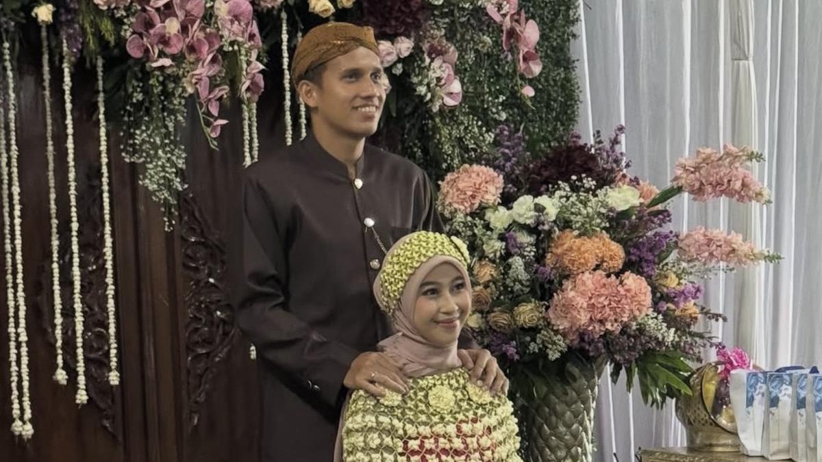 Penampilan Adiba Khanza saat Prosesi Siraman Tasyakuran Tujuh Bulanan Kehamilan, Dibalut Kebaya Pink dan Ronce Melati