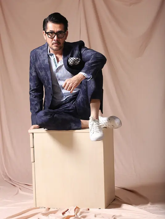 Dalam beberapa penampilannya, ia kerap mengenakan jas. Ia mempunyai gaya sendiri untuk memadupadankan jas agar terlihat stylish. (Bambang E. Ros/Bintang.com)