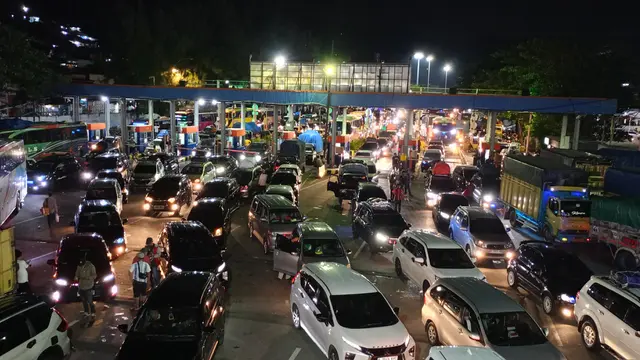 Pelabuhan Merak di Cilegon, Banten, dipadati kendaraan pribadi dan bus yang berhimpitan dengan truk.