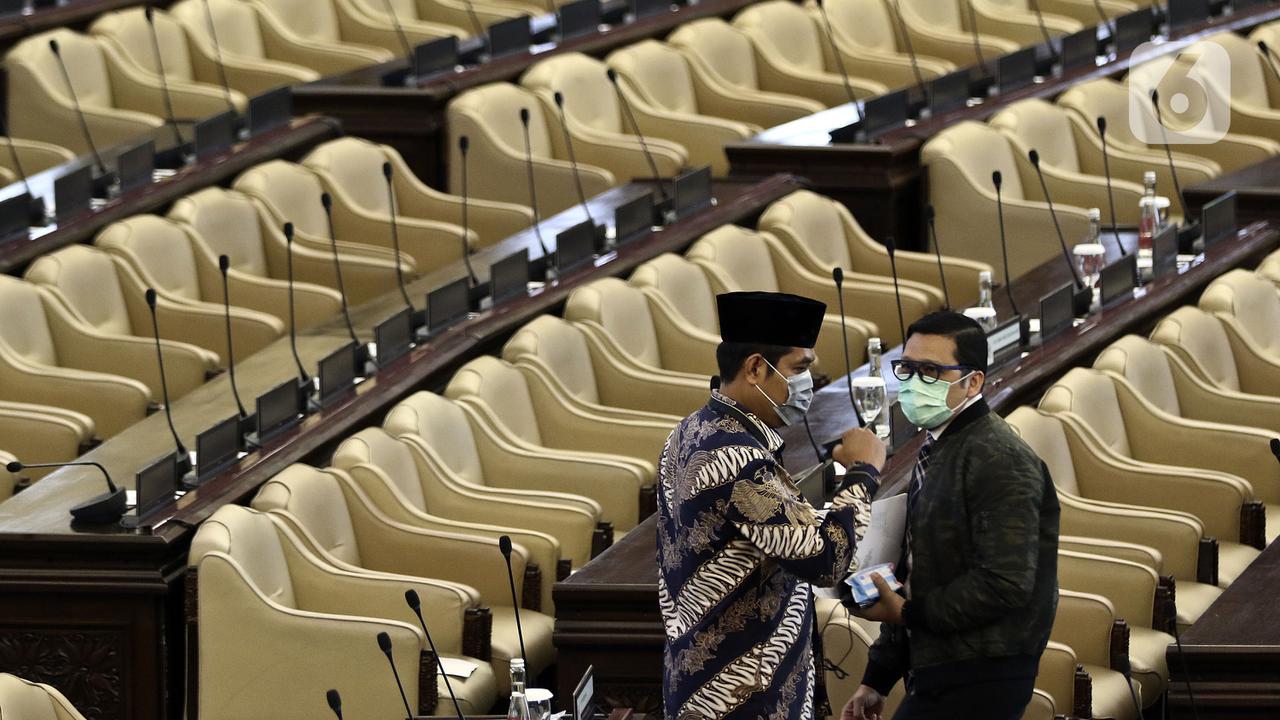 FOTO: DPR Nekat Gelar Paripurna Tatap Muka