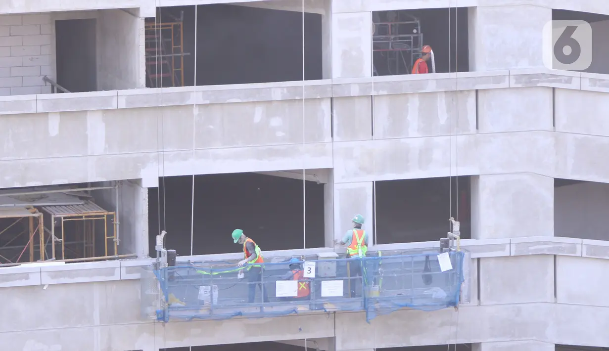 Pekerja tengah menyelesaika pembangunan gedung bertingkat di Jakarta, Kamis (3/9/2020). Angka ini naik dari sebelumnya hanya 85.109 kasus menjadi 108.573 kasus. (Liputan6.com/Angga Yuniar)
