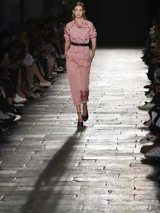 Setelah mendengarkan lagu tersebut, tak banyak yang diinginkan Gigi selain meminta Perrie untuk berhenti mengganggu hubungannya bersama Zayn. Di sisi lain, Zayn juga sudah mendengarkan lagu tersebut. (AFP/Bintang.com)