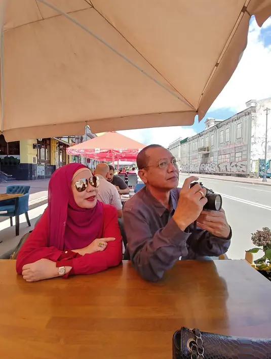 Dewi Yull dan Suami (Instagram/dewiyullofficial)