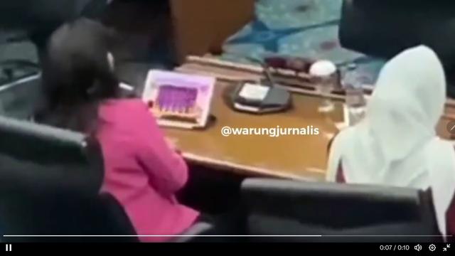 Anggota DPRD DKI Jakarta dari Partai PDI P Cinta Mega disebut tengah main game slot saat berlangsungnya rapat paripurna. Cinta pun membantah dirinya main game slot, melainkan hanya membuka game Candy Crush.