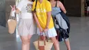 <p>Bahkan saat berfoto bersama kedua anaknya yang sudah beranjak remaja, Ussy Sulistiawaty sekilas seperti teman sebaya. (FOTO: instagram.com/ussypratama/)</p>