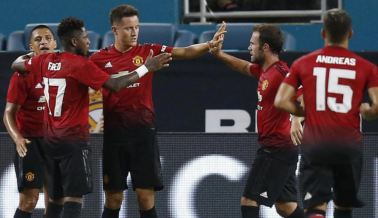 Para pemain Manchester United merayakan gol yang dicetak oleh Ander Herrera ke gawang Real Madrid pada laga ICC 2018 di Miami Gardens, Rabu (1/8/2018). Manchester United menang 2-1 atas Real Madrid. (AP/Brynn Anderson)