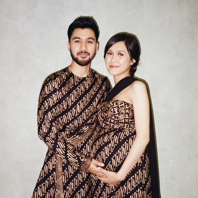 Rayakan Anniversary Pernikahan, Ini 6 Potret Manis Annissa Soebandono dan Suami