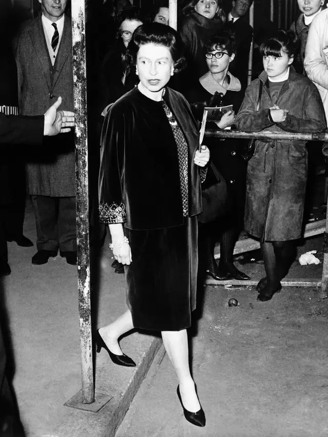 Ratu Elizabeth mengenakan setelan hitam