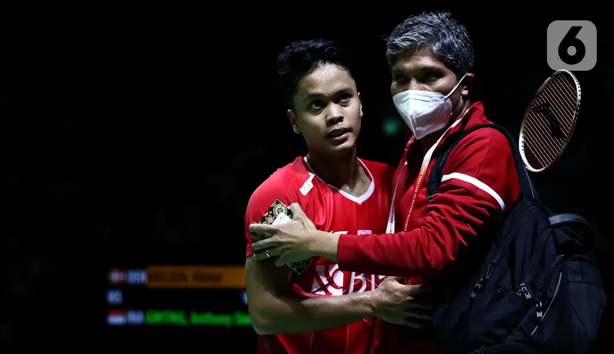 Pebulu tangkis tunggal putra Indonesia, Anthony Sinisuka Ginting bersama pelatihnya usai bertanding melawan Viktor Axelsen (Denmark) pada Semifinal Indonesia Masters 2022 di Istora Senayan, Jakarta, Sabtu (11/6/2022). Anthony Sinisuka Ginting kalah 15-21, dan 15-21. (Liputan6.com/Helmi Fithriansyah)