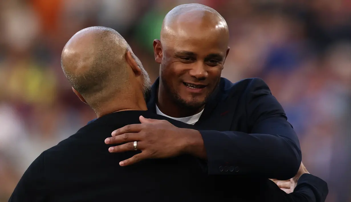 Vincent Kompany yang pensiun sebagai pemain pada Agustus 2020 bersama klub Liga Belgia, RSC Anderlecht menjadi pelatih terbaru Liga Inggris yang pernah juara Liga Inggris saat masih aktif bermain. Tercatat ia pernah menjuarai Liga Inggris sebanyak 4 kali bersama Manchester City pada musim 2011/2012, 2013/2014, 2017/2018 dan 2018/2019. Kini ia tengah menukangi Burnley yang baru saja dibawanya promosi ke EPL pada musim 2023/2024. Kira-kira bisa enggak ya ia menjadi orang pertama yang menyandingkan gelar Liga Inggris sebagai pelatih dan pemain? (AFP/Darren Staples)