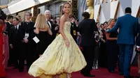 Artis Alicia Vikander berpose di red carpet Piala Oscar 2016 di Hollywood, California, Minggu (28/2). (REUTERS/Lucy Nicholson)