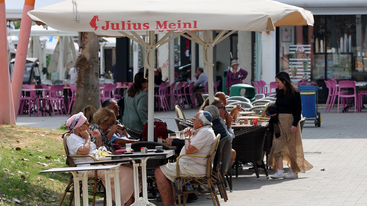 Warga Israel Masih Bisa Santai di Pantai dan Kafe Usai Diserang Iran, G7 Sibuk Mengutuk