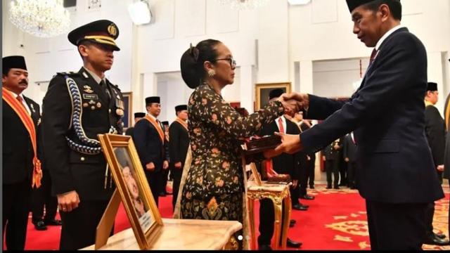 Mendiang Harry Roesli menerima penghargaan Tanda Kehormatan dari Presiden Republik Indonesia Bintang Budaya Parama Dharma 2024.