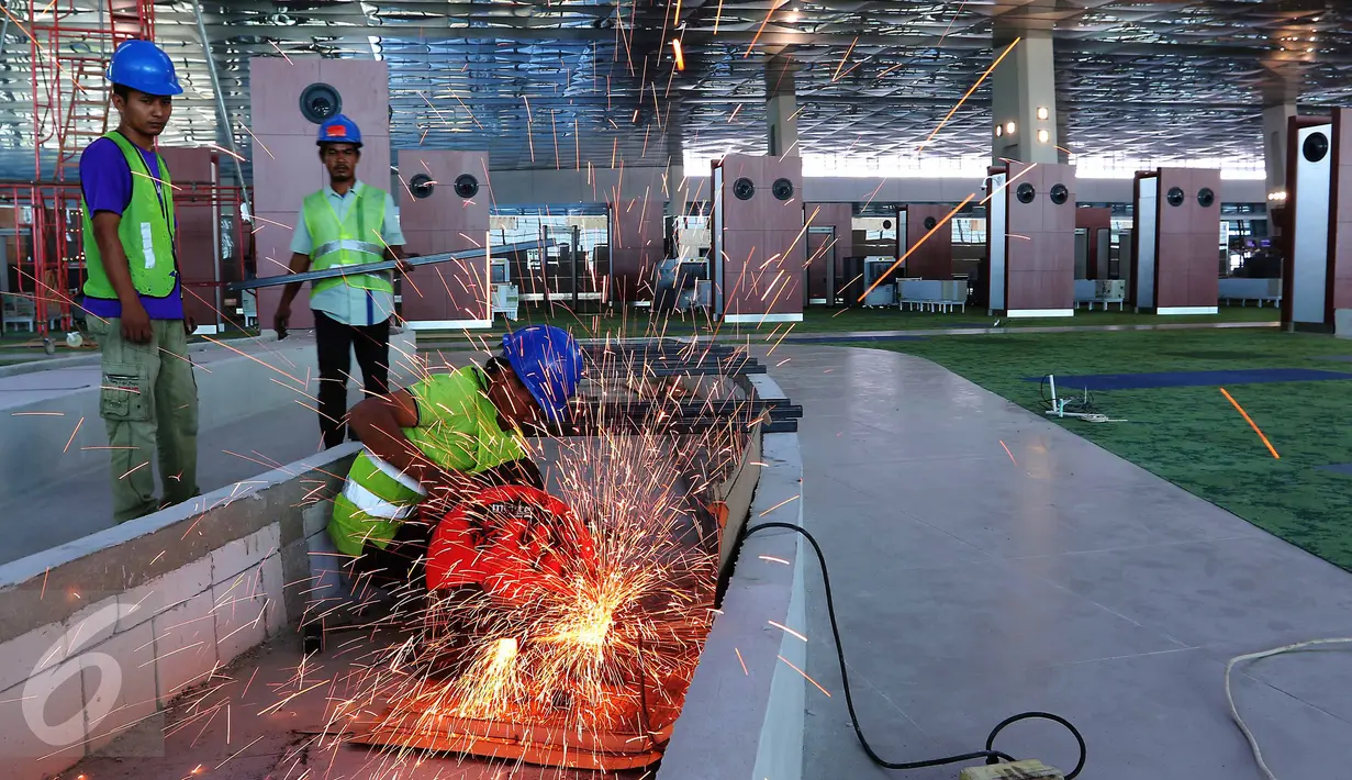 Pekerja mengerjakan proyek Terminal 3 Ultimate Bandara Soekarno-Hatta, Tangerang, (8/6). Angkasa Pura II (Persero) berencana mengoperasikan terminal 3 ultimate Bandara Internasional Soekarno-Hatta pada 20 Juni. (Liputan6.com/Angga Yuniar)