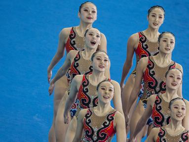 Para perenang China tampil pada nomor beregu cabang renang indah Asian Games XVIII di Stadion Aquatic Senayan, Jakarta, Rabu (29/8/2018). Tim China berhasil meraih medali emas. (Bola.com/Vitalis Yogi Trisna)