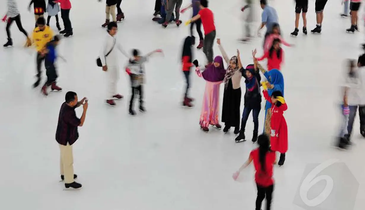 Wahana ice skating digemari oleh anak-anak, remaja, dan orang dewasa. Tampak sekeluarga sedang berfoto sebelum bermain ice skating  (Liputan6.com/Johan Tallo).