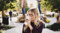 Ilustrasi minum kopi di bulan ramadan. Photo by Caleb George on Unsplash