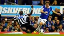 Cheick Tiote duel dengan Seamus Coleman pada pertandingan Liga Premier Inggris antara Everton vs Newcastle United di Goodison Park, Liverpool (30/09/2013). (AFP/Paul Ellis)