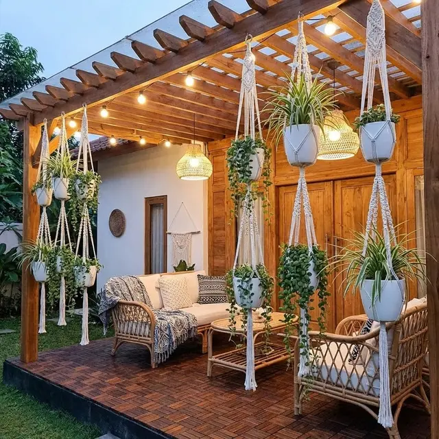 Desain Teras Rumah Teduh dengan Tanaman Gantung