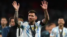 Lionel Messi. Sayap kanan Argentina berusia 35 tahun yang sejak awal musim 2021/2022 berseragam PSG ini sejatinya memiliki 3 opsi untuk memperkuat timnas, yaitu Argentina, Spanyol dan Italia. Argentina merupakan tempat kelahirannya, Spanyol merupakan tempatnya menghabiskan masa kecilnya, sementara Italia merupakan garis keturunan sang kakek. Timnas Italia justru tak sekalipun melayangkan tawaran, namun Timnas Spanyol sempat beberapa kali membujuknya yang akhirnya ditolaknya. Pada 17 Agustus 2005 ia akhirnya melakukan debut bersama Timnas Argentina dan hingga kini total telah mengoleksi 162 caps dengan torehan 86 gol dan 51 assist. (AFP/Glyn Kirk)