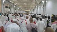 Masjidil Haram kembali dipadati jemaah setelah rangkaian puncak ibadah haji berakhir. Jemaah berjubel melaksanakan sai dari bukit Safa ke Marwa. (Liputan6.com/Nafiysul Qodar)