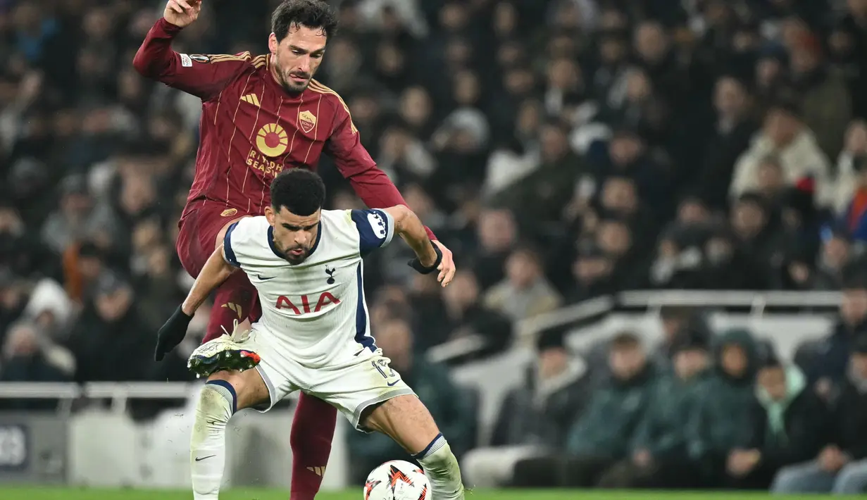 Di babak kedua, AS Roma tampil lebih agresif dan merepotkan barisan pertahanan Tottenham Hotspur. (JUSTIN TALLIS/AFP)