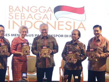 Mendag RI Enggartiasto Lukita (tengah), Duta Besa Rusia untuk Indonesa Lyudmila Vorobieva (kedua kiri) dan Presiden Direktur Mayora Group Andre Atmadja (kanan) foto bersama usai konferensi pers di Jakarta, Selasa (6/2). (Liputan6.com/Angga Yuniar)