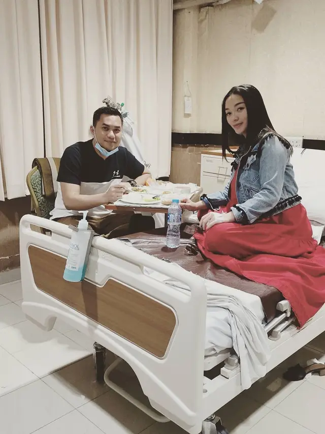 Setia Menemani di Rumah Sakit, Ini 6 Momen Manis Zaskia Gotik dan Sirajuddin
