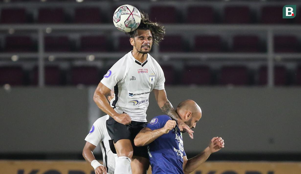 Pemain Persipura Jayapura, Da Conceicao Hedipo Gustavo (atas) berduel udara dengan pemain Persib Bandung, Mohammed Rashid dalam laga pekan ke-10 BRI Liga 1 2021/2022 di Stadion Manahan, Solo, Sabtu (30/10/2021). (Bola.com/Bagaskara Lazuardi)