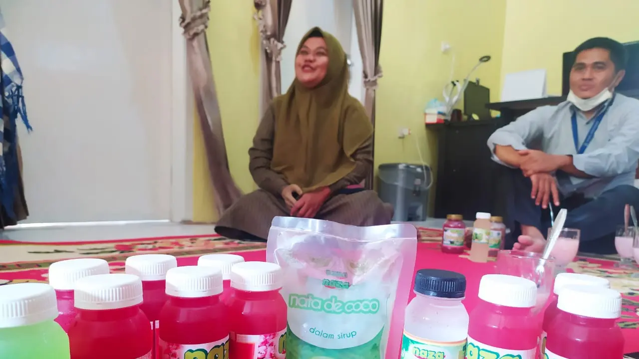 Nia, pelaku usaha UMKM nata de coco Naza, sekaligus difabel tengah menjelaskan mengenai perjalanan usaha yang ia rintis selama dua dekade di wilayah Banjarsari, Ciamis, Jawa Barat.